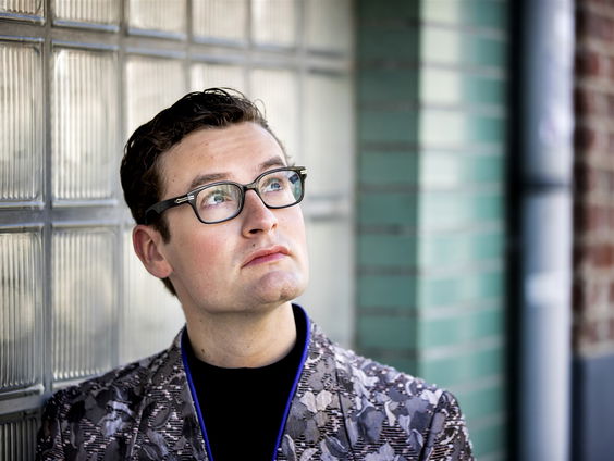 Splinter Chabot presenteert de Pride-uitzending