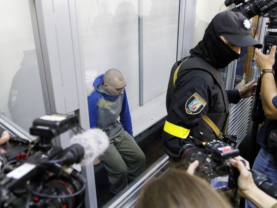 Russische militair staat voor Oekraïense rechter