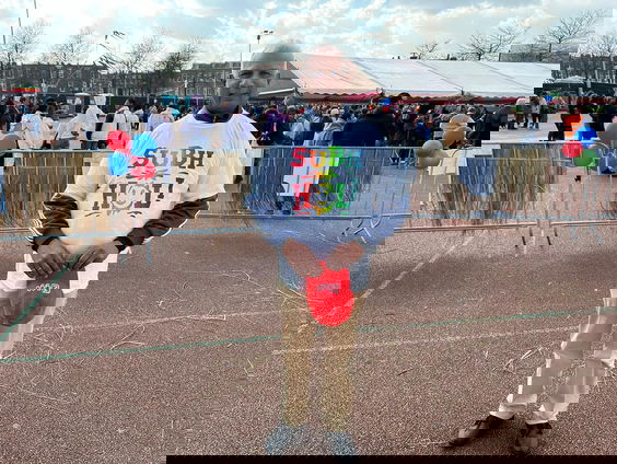 Hindoestanen vieren hun jaarlijkse traditie Holi Phagwa om de lente te vieren