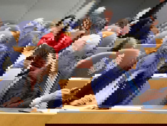 De Vraag aan Den Haag: Zouden politici hun mobieltjes in moeten leveren voor een debat?