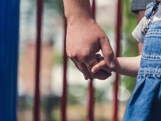 Psycholoog Esra Laan: ‘Je hechtingstijl heeft een hardnekkige invloed op je relaties’