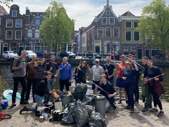 De Grachtwacht maakt elke week vrijwillig de Leidse grachten schoon