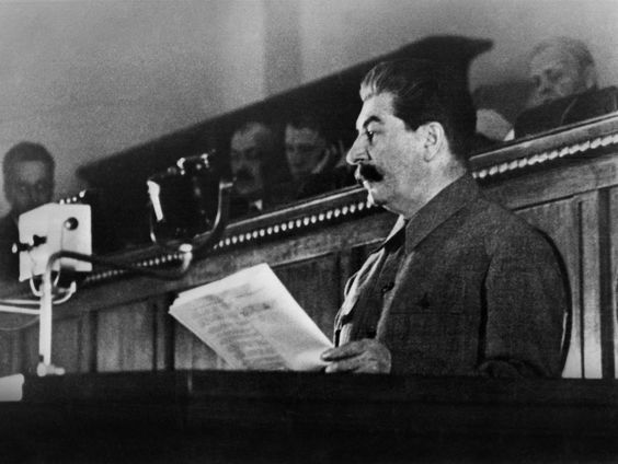 Poetin zaait angst met Stalin-terminologie