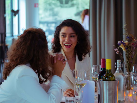 Feminer aan tafel; vrouwen in gesprek met rolmodellen