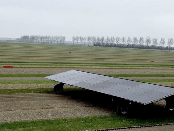 Uitvinder Marcel Vroom bedacht een rijdende wagen met zonnepanelen
