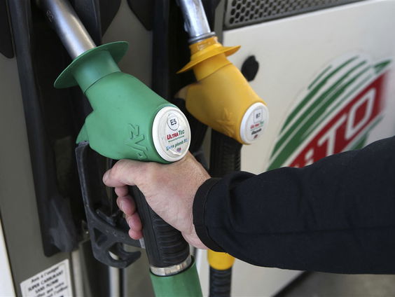 Benzineprijzen door het dak: op zoek naar alternatieven of gewoon blijven rijden?