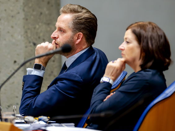 Is de Kamer te streng voor Hugo de Jonge in de mondkapjesdeal?