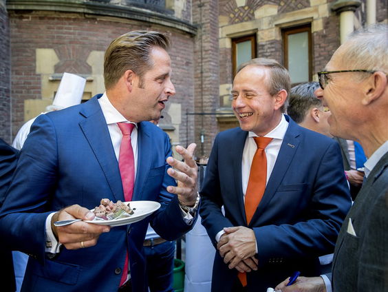 Stand.nl: 'Met de huidige crises kan de politiek niet met reces'