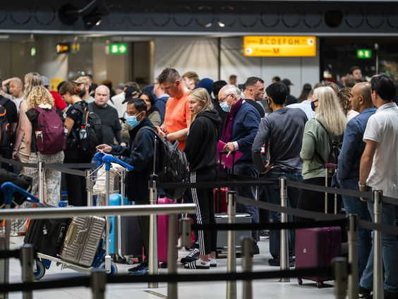 Uren in de rij op Schiphol, maar wat is de oplossing?
