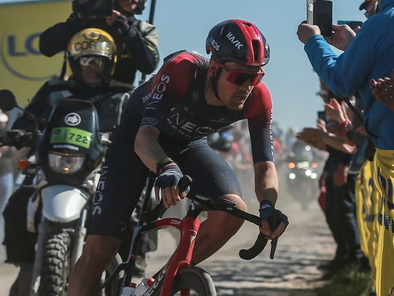 Dylan van Baarle wint Parijs-Roubaix
