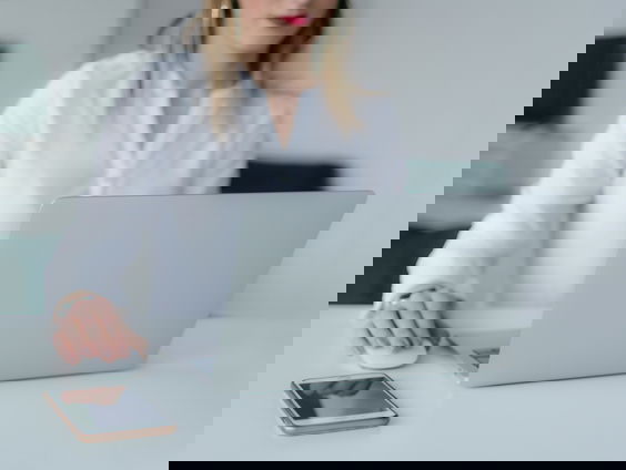 Bedrijven gebruiken AI om werknemers te controleren of beoordelen