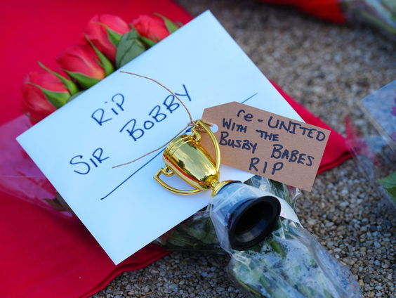 Jan Mulder over de Britse voetballegende Bobby Charlton is overleden