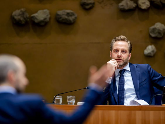 Kamerdebat met De Jonge over de mondkapjesdeal