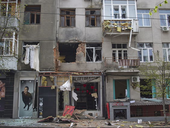 Langzaam wordt er op sommige plekken in Oekraïne aan reparaties gewerkt