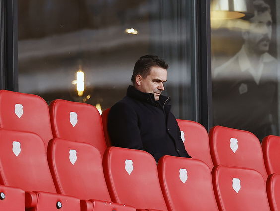 Directeur voetbalzaken Marc Overmars per direct weg bij Ajax wegens grensoverschrijdend gedrag