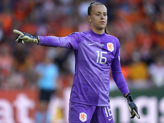 Wie is Oranje-keepster Daphne van Domselaar?