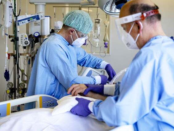 De Jonge bestelt 1300 extra zuurstofapparaten