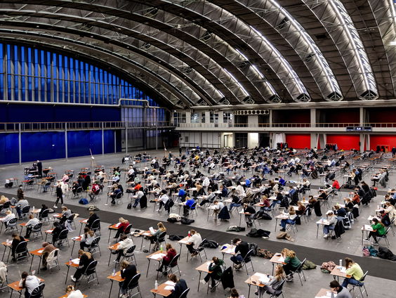 Geneeskundefaculteit van de VU schaft cum laude af: goed idee?