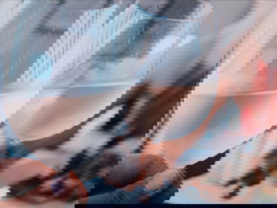 In een nieuwe TikTok challenge wordt rosé gemixt met jalapeño peper. Hoe lekker is dat?