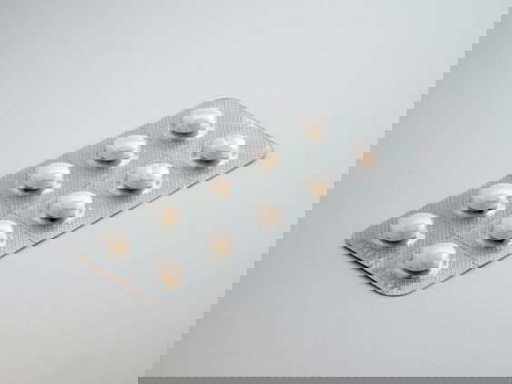 Jonge transpersonen aan de zelfmedicatie door lange wachtlijsten