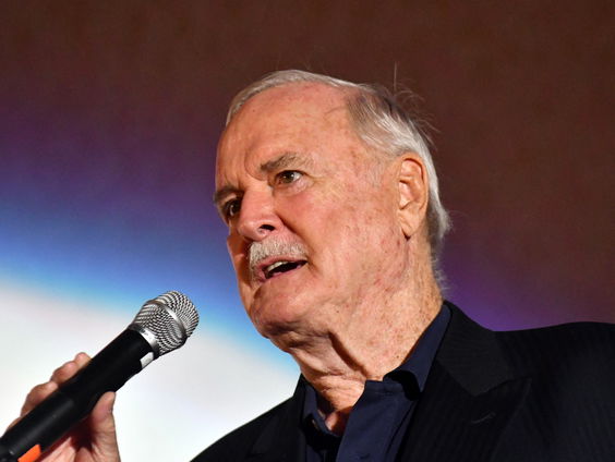 Hoe acteur Patrick Stoof de Britse comedian John Cleese naar Nederland haalde
