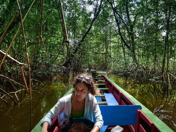 Tessa Leuwsha ging met een bootje de Surinaamse rivieren op