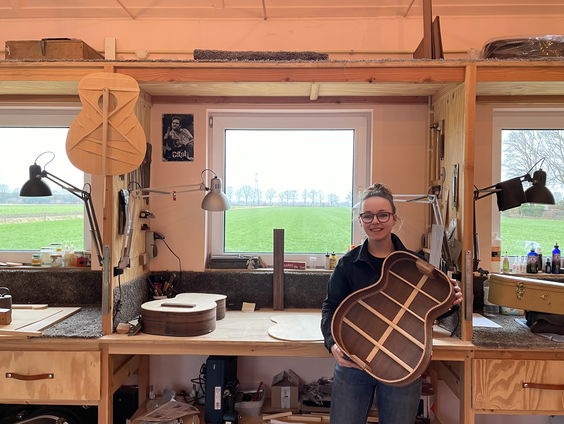 Nederlands jongste gitaarbouwer Orla (21): ‘Ik moet leven op een droom’