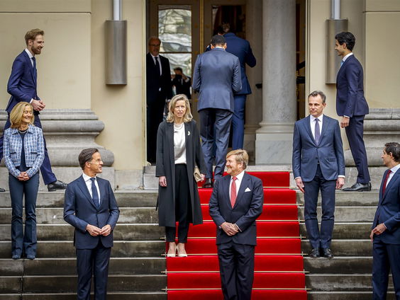 De lichaamstaal van de politici op het bordes