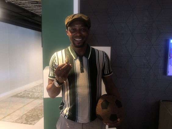 De Perstribune met Regi Blinker