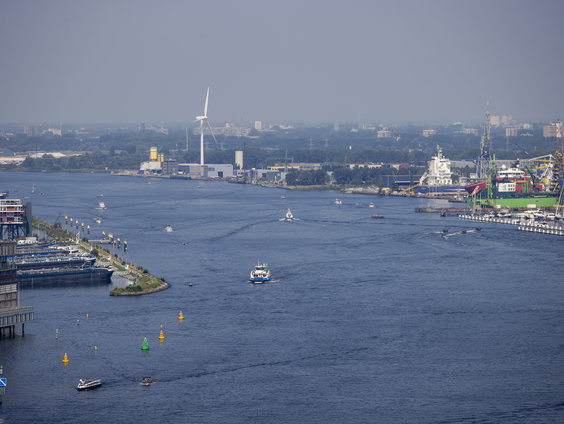 Tanker met Russische gasolie voor anker bij IJmuiden