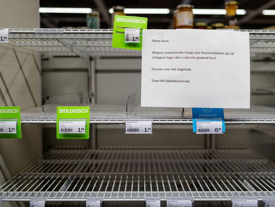 Lege schappen in de supermarkt