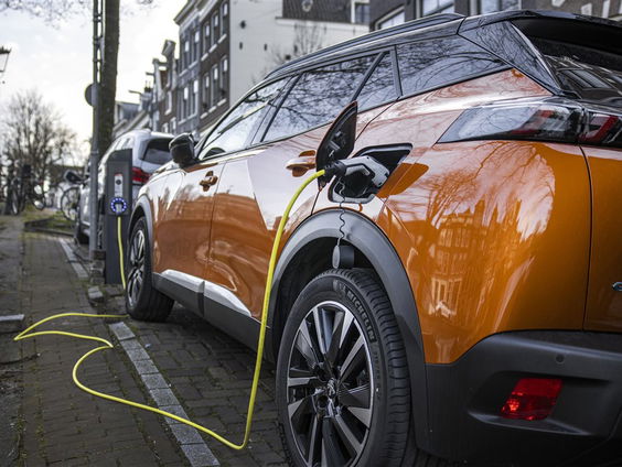 Stand.nl: Er moeten zo snel mogelijk extra laadpalen komen