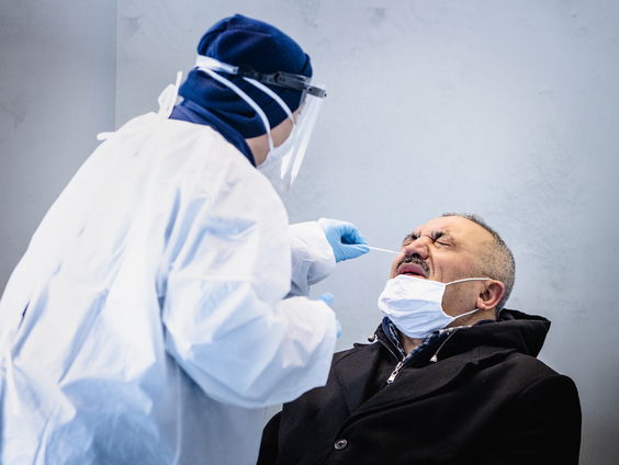 Commerciële teststraten gaan GGD helpen met omikrongolf