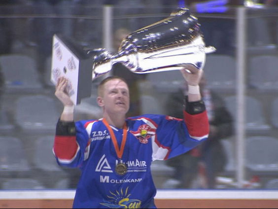 IJshockeyers van HIJS Den Haag na bekerwinst nu ook landskampioen