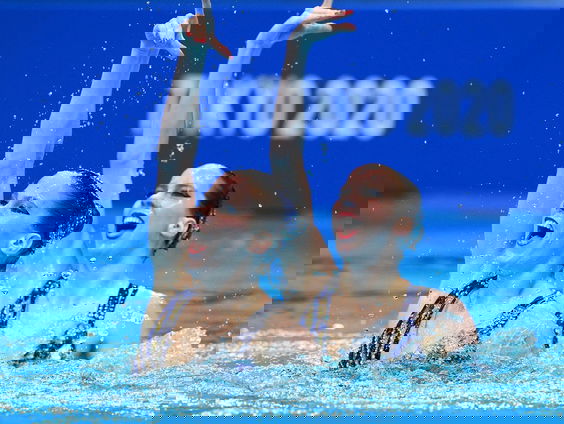 Bregje de Brouwer zwemt voorlopig synchroon zonder haar tweelingzus