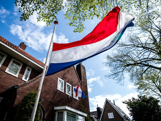 Duitse burgemeester legt krans in Hendrik-Ido-Ambacht