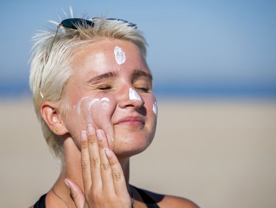 ‘Tenzij je regelmatig een fles zonnebrandcrème opdrinkt, zijn er geen aanwijzingen dat het kankerverwekkend is’