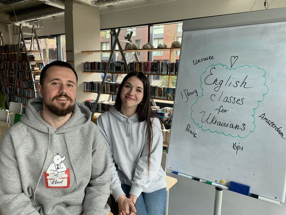 Hannah en Pavel uit Boetsja geven Engelse les