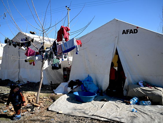 Huis ingestort en spullen onder het puin: miljoenen Turken dakloos na aardbeving