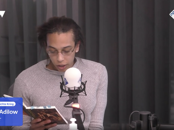 Alara Adilow draagt gedichten uit haar debuutbundel 'Mythen en Stoplichten' voor.