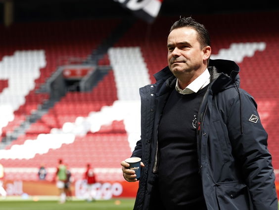 Overmars per direct weg bij Ajax wegens grensoverschrijdende berichten