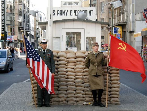 Terug naar Toen: Vandaag in 1990 werd in Berlijn de grenspost Checkpoint Charlie gesloopt