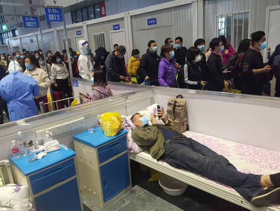 Ruben de Hoog zat 10 dagen in een corona-quarantainecentrum in Shanghai; 'Het licht bleef 24 uur per dag aan'