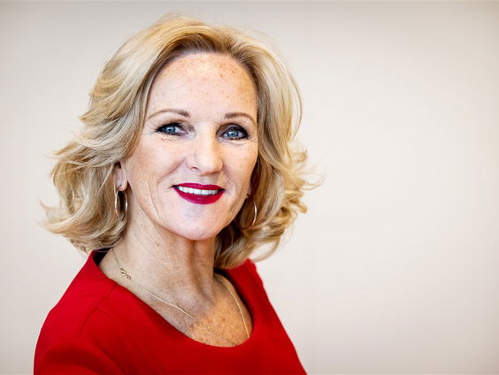 Tineke Schouten besluit door corona juist NIET te stoppen met theater