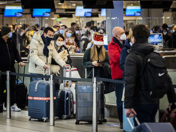 Beveiliging Schiphol doet niet genoeg om verspreiding corona tegen te gaan
