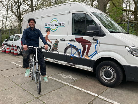 Een fietshelm kan helpen tegen ongelukken, maar vergeet de fietslessen niet