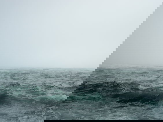 Code rood in Zeeland: 'Het water botst tegen kust aan en spuit er overheen'