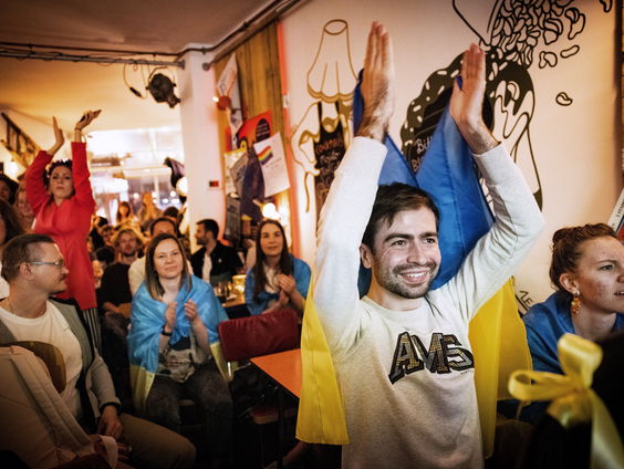Kroeg in Kiev viert winst Oekraïne in WK-kwalificatiewedstrijd