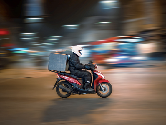 Voortaan zelf die pizza halen zodat er meer handen vrijkomen voor essentiële beroepen?