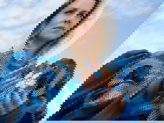 Janne Schra zingt in het Nederlands!